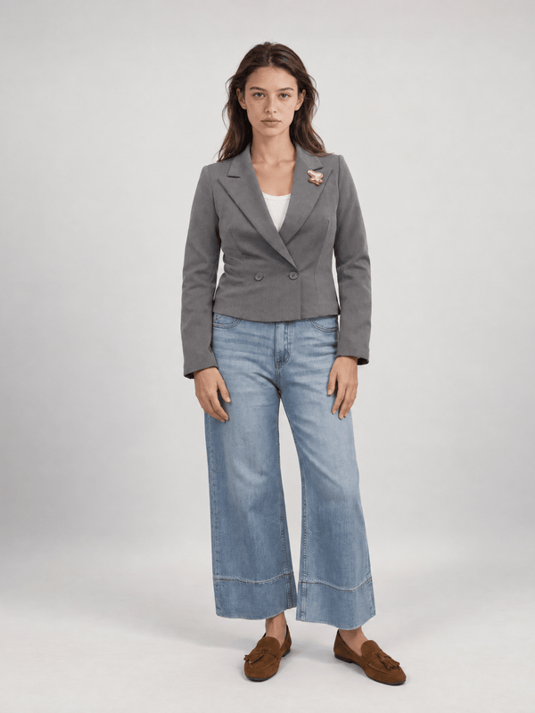 Blazer croisé structuré à broche décorative – MJ2343