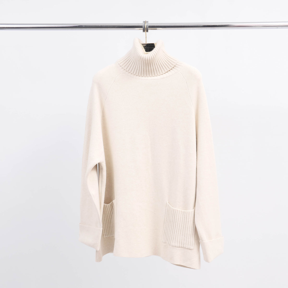 Turtleneck sweater with two pockets hy11028