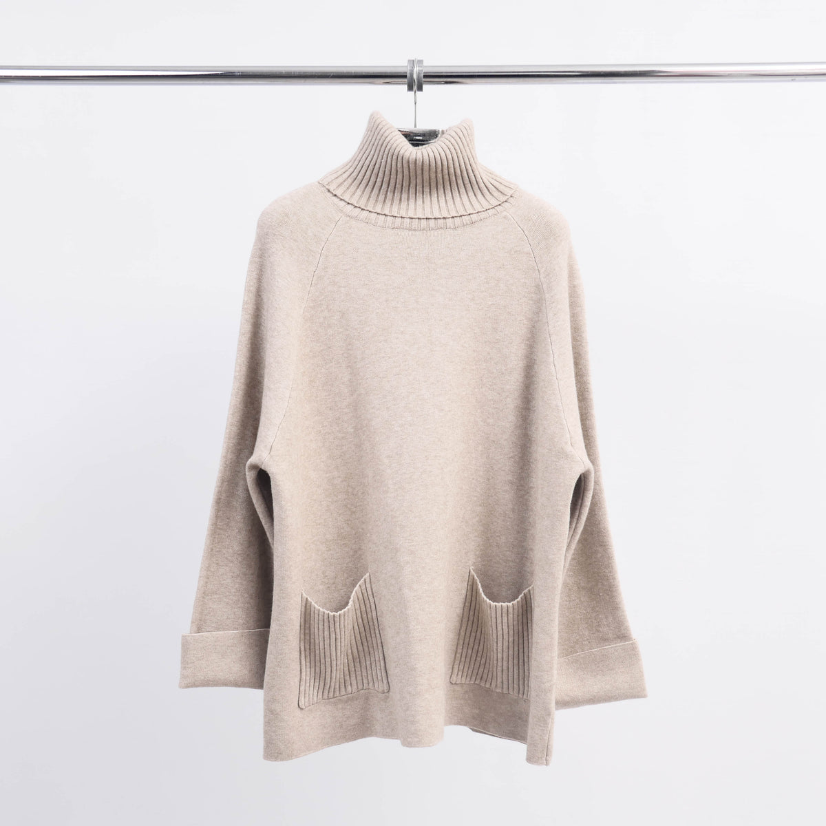 Turtleneck sweater with two pockets hy11028