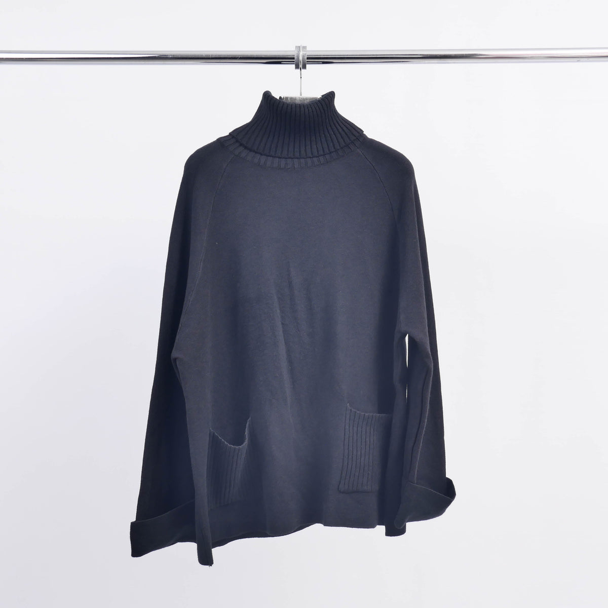 Turtleneck sweater with two pockets hy11028