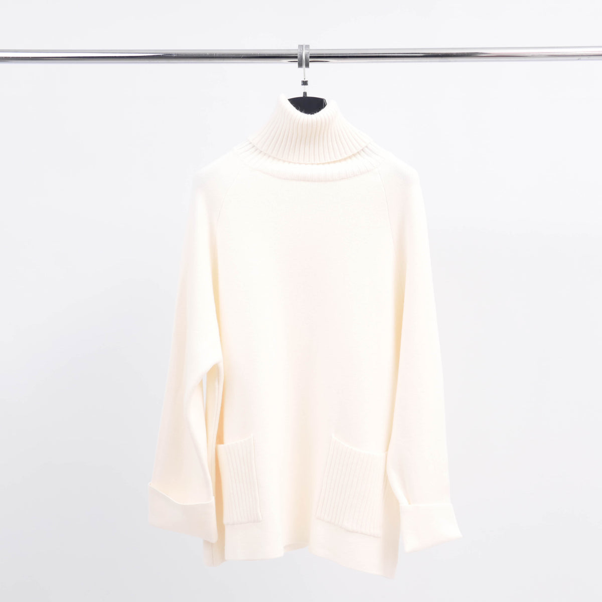 Turtleneck sweater with two pockets hy11028