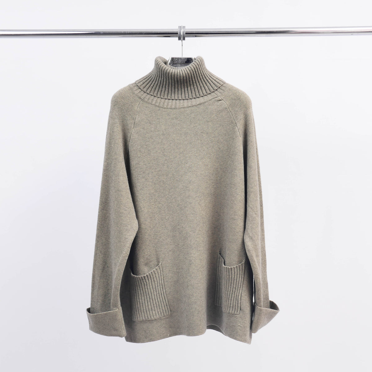 Turtleneck sweater with two pockets hy11028
