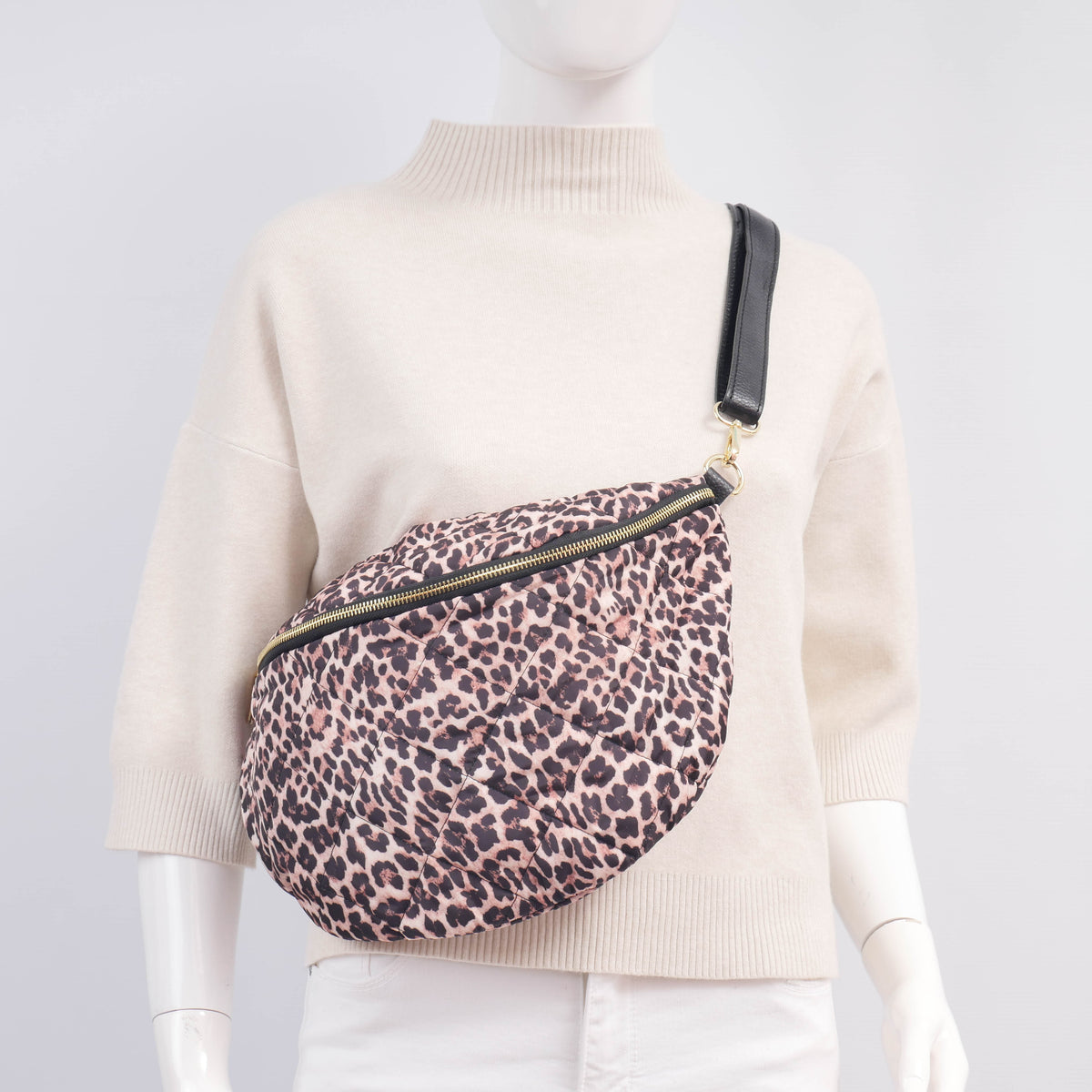 Quilted banana bag with leopard print hjd71607