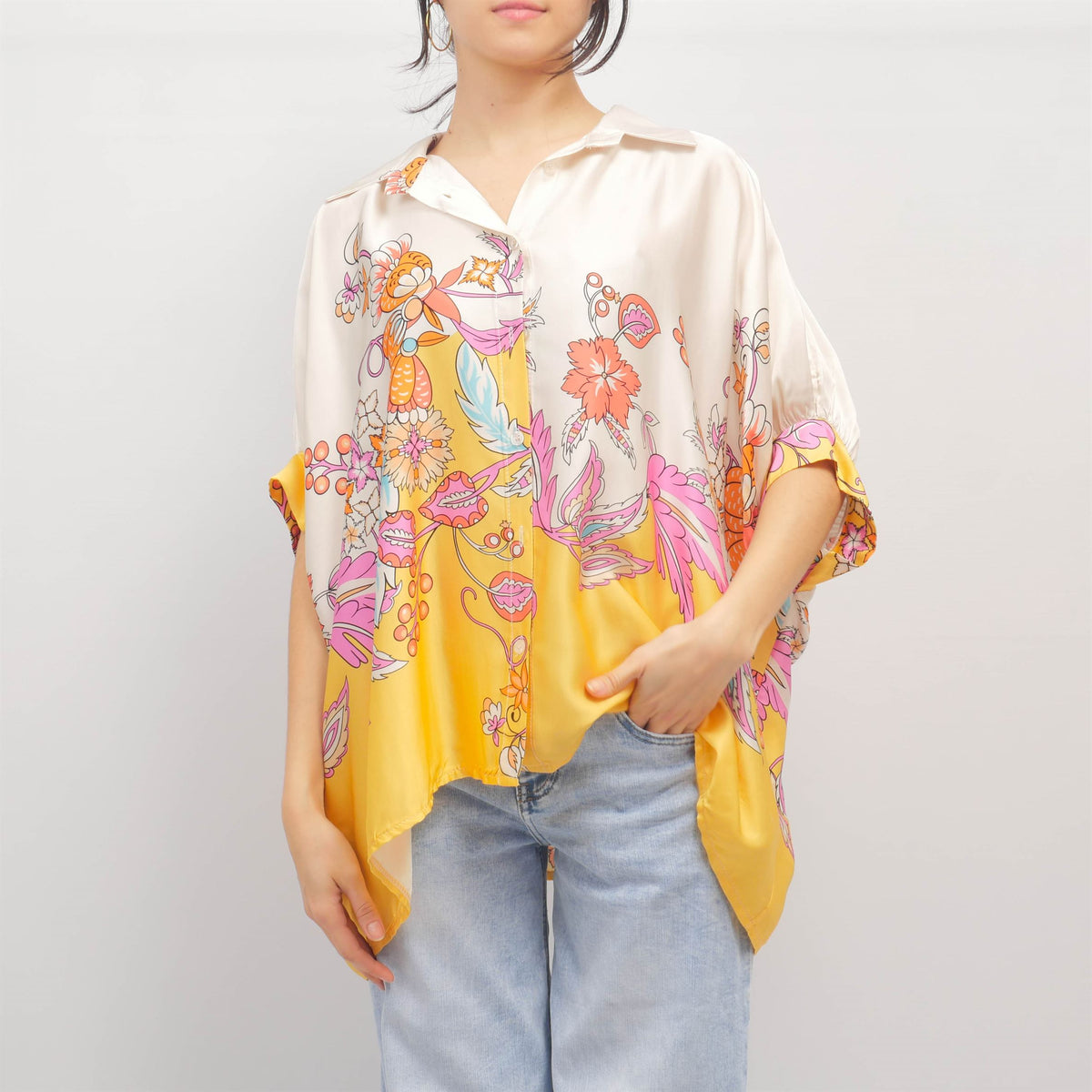 Loose fitting blouse with floral print on a yellow background and a shirt collar kd8758vs 18