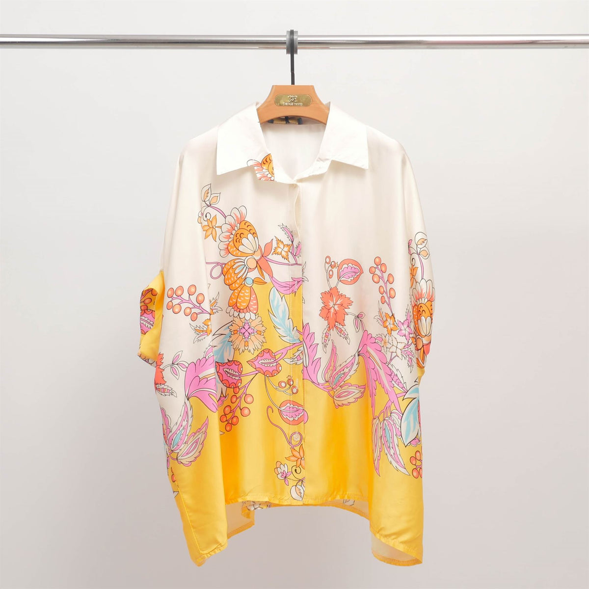 Loose fitting blouse with floral print on a yellow background and a shirt collar kd8758vs 18