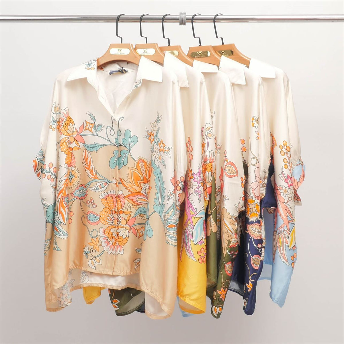 Loose fitting blouse with floral print on a yellow background and a shirt collar kd8758vs 18