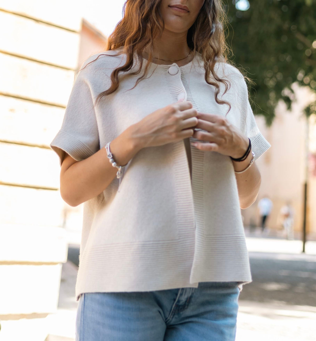 Round neck, short sleeved cardigan with covered buttons hy11094