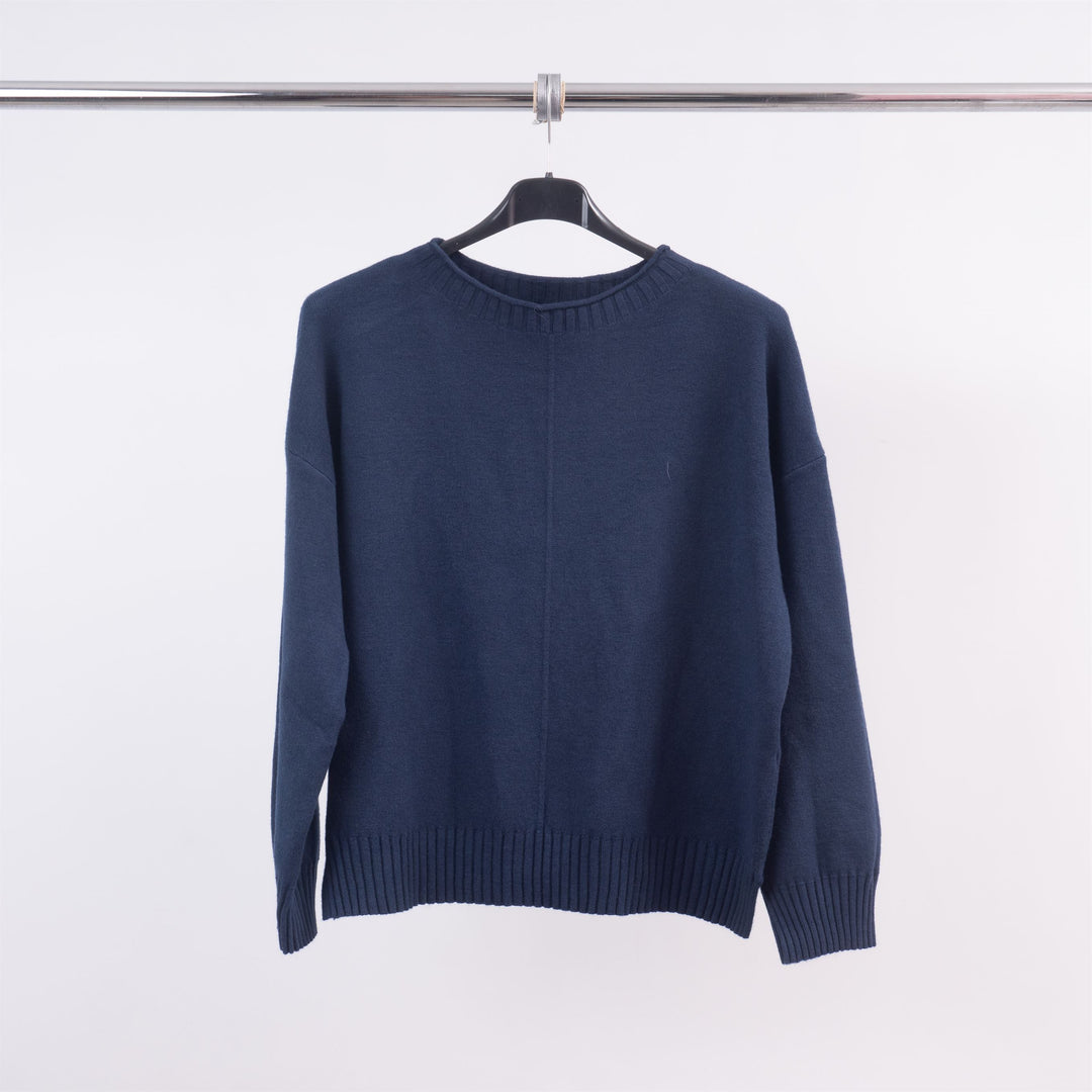Fine knit crew neck sweater with center seam DSY8677