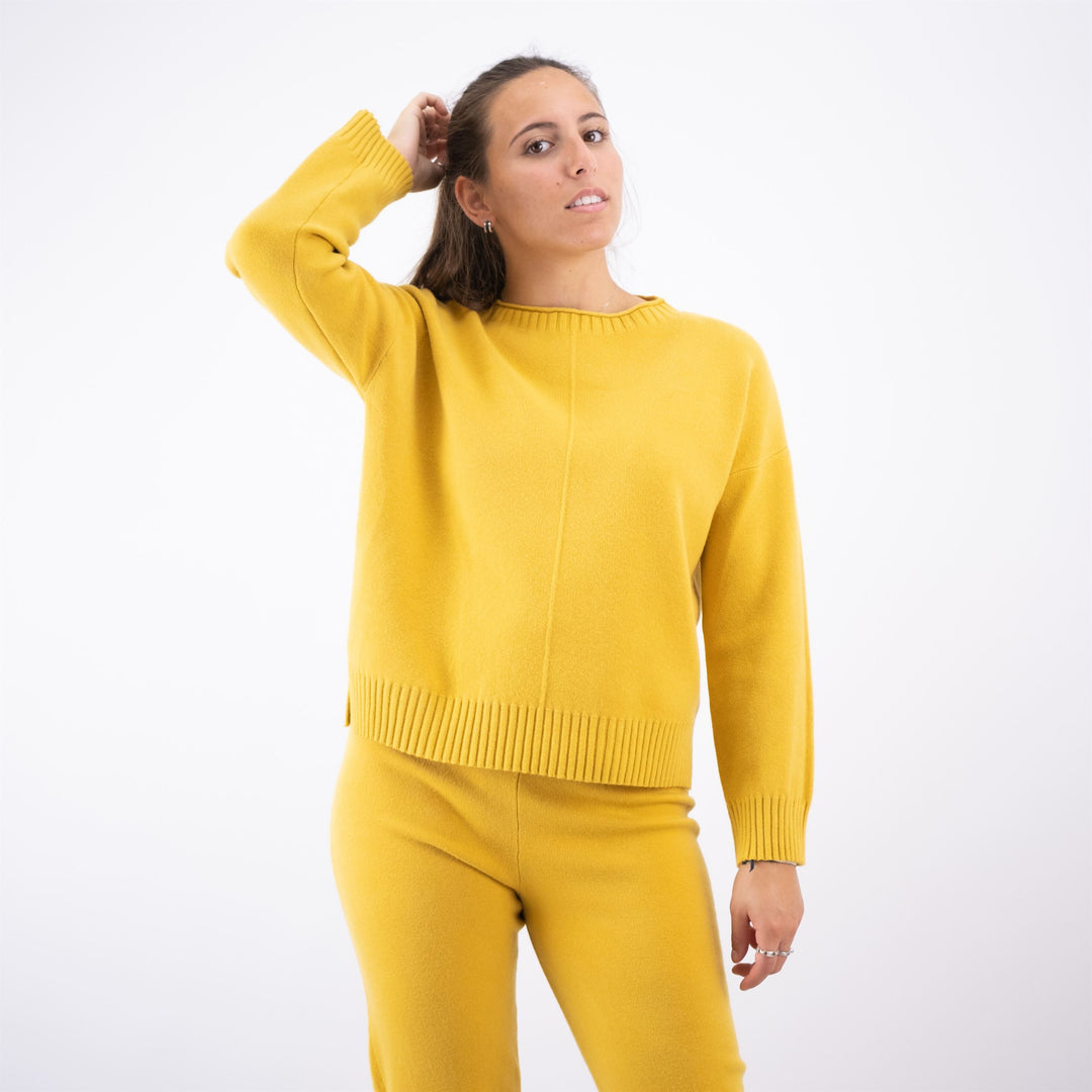Fine knit crew neck sweater with center seam DSY8677
