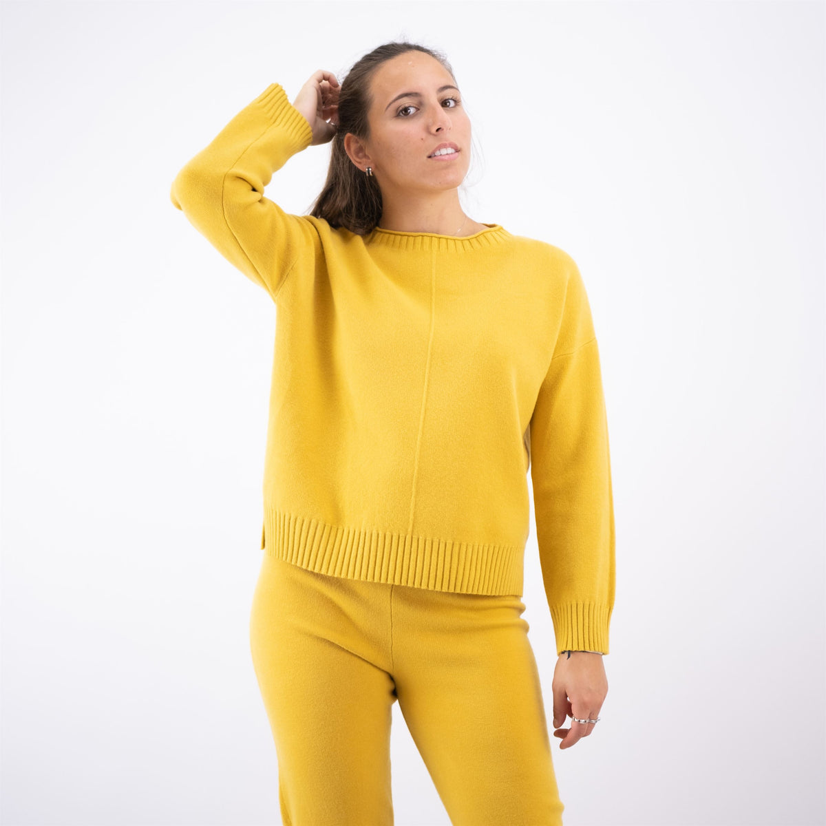 Fine knit crew neck sweater with center seam dsy8677