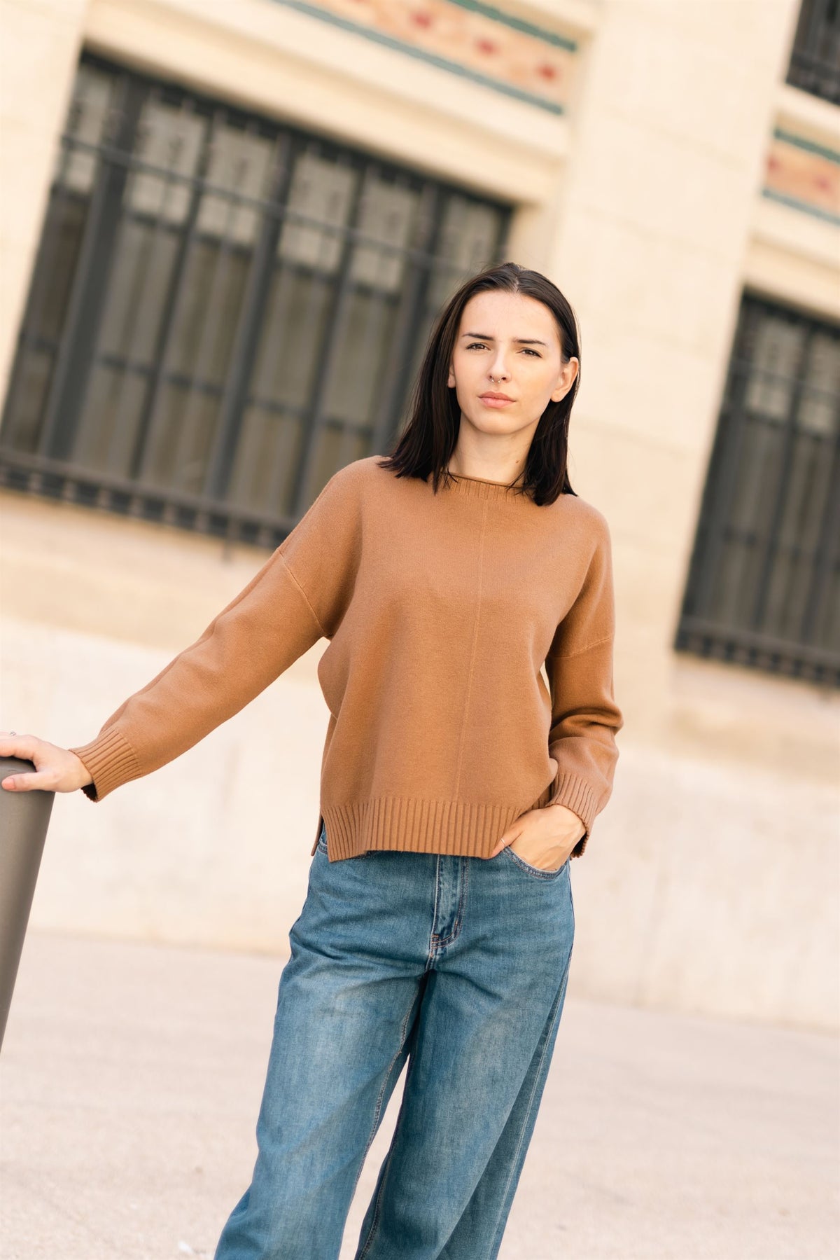 Fine knit crew neck sweater with center seam dsy8677