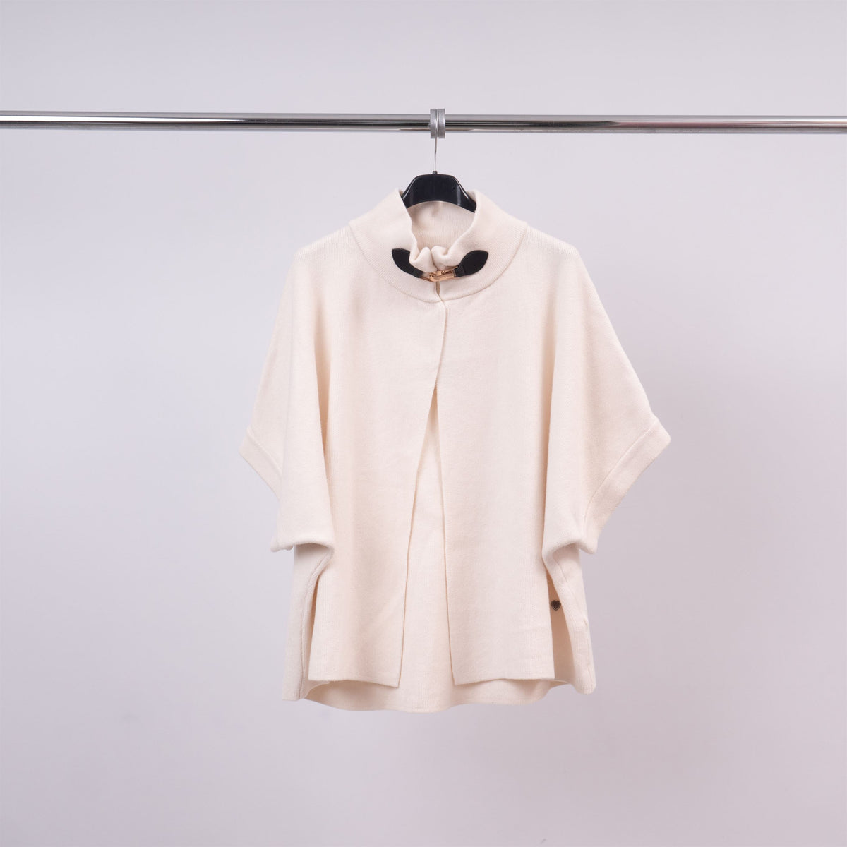 Cardigan col montant avec boucle décorative  hy2394