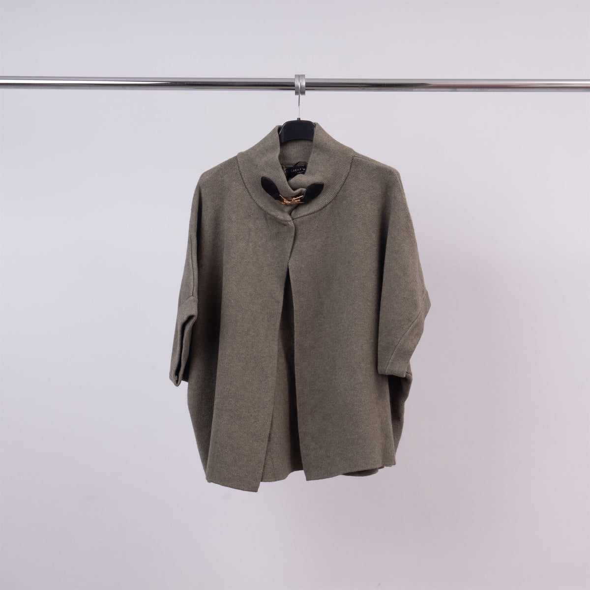 Cardigan col montant avec boucle décorative  hy2394