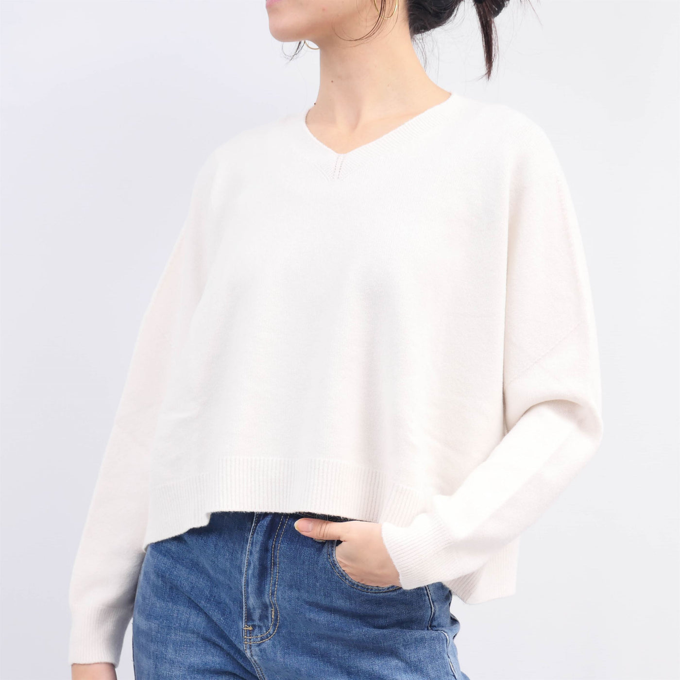 Loose-fitting V-neck sweater in soft knit YF570539