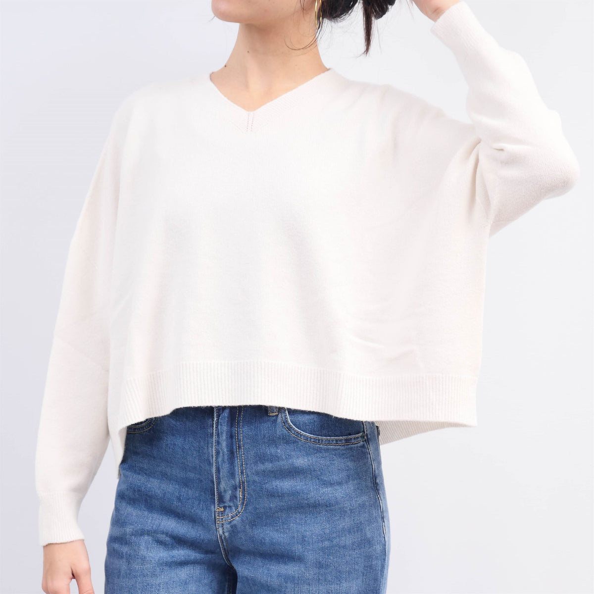 Loose fitting v neck sweater in soft knit yf570539