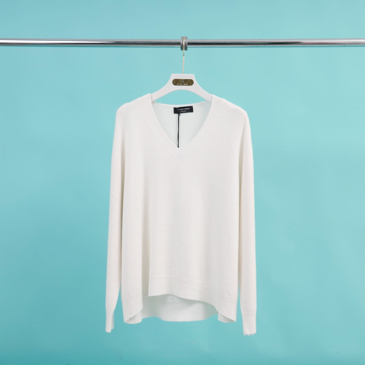 Loose fitting v neck sweater in soft knit yf570539