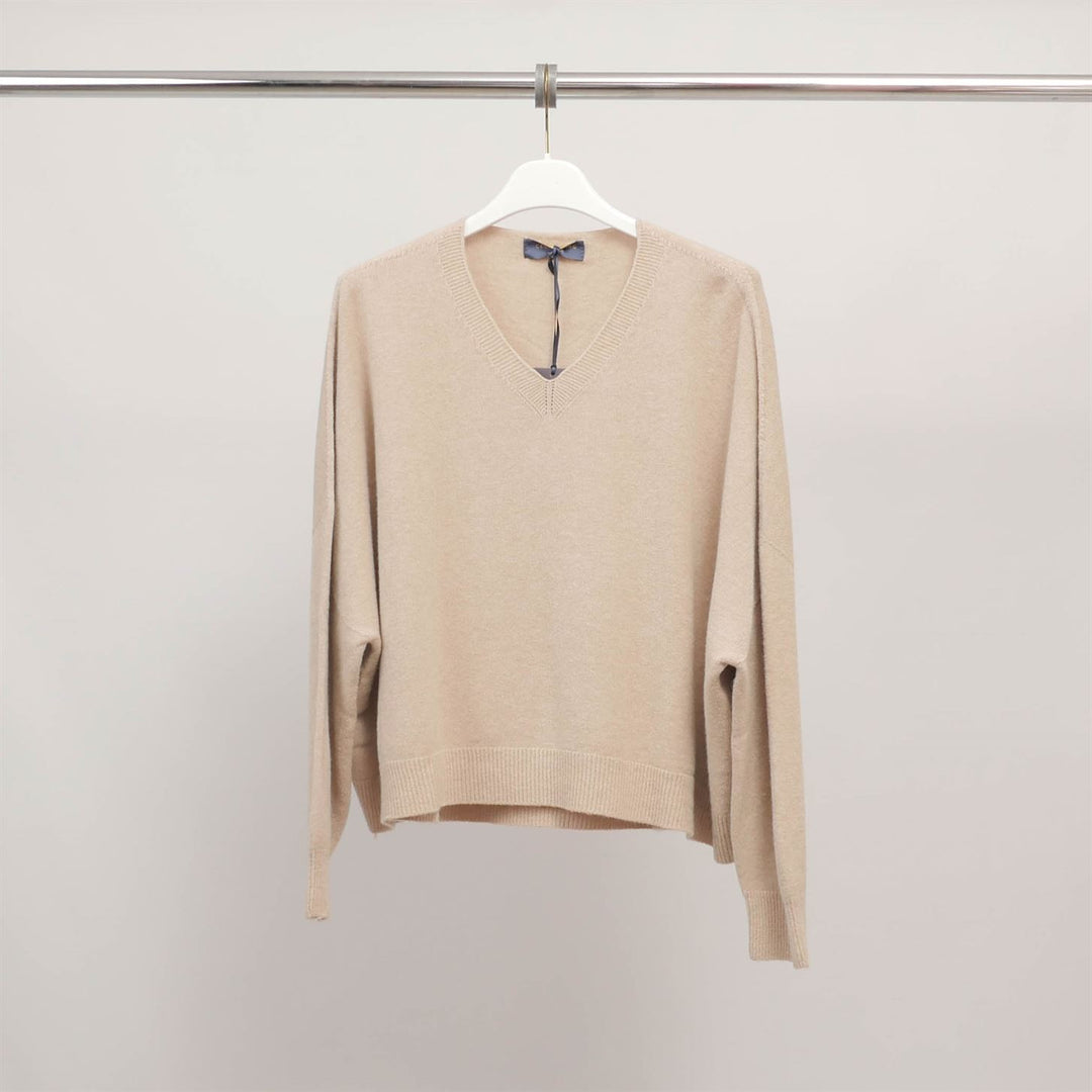 Loose-fitting V-neck sweater in soft knit YF570539