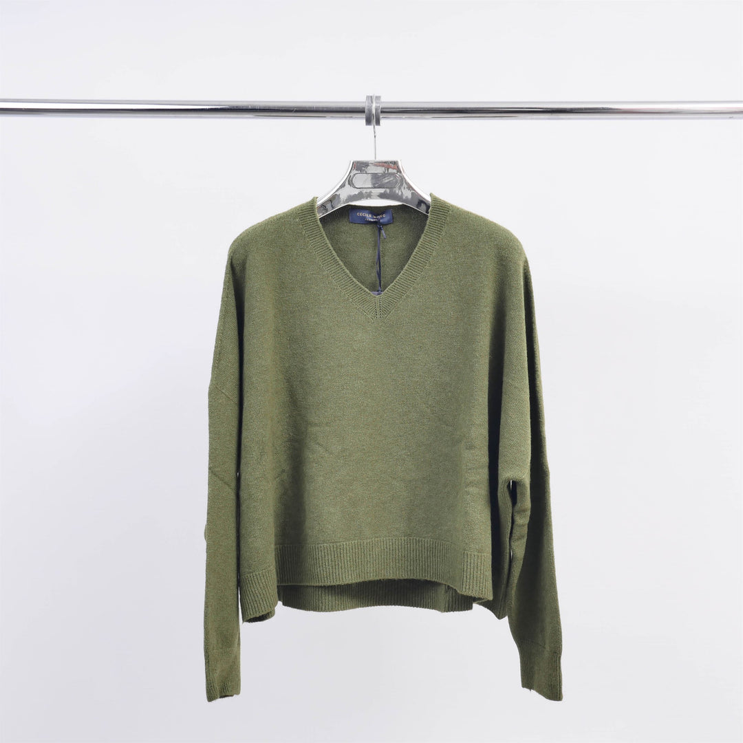 Loose-fitting V-neck sweater in soft knit YF570539