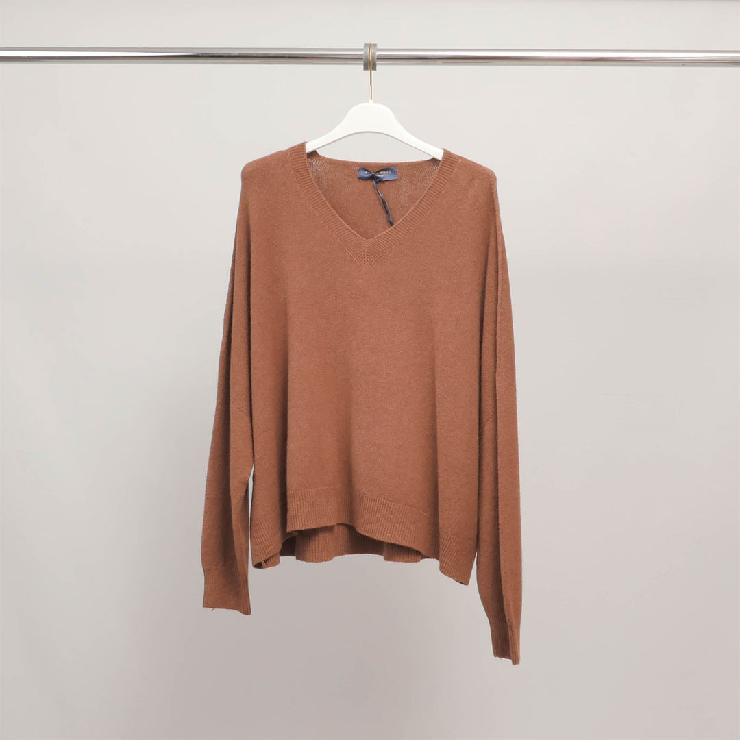 Loose-fitting V-neck sweater in soft knit YF570539