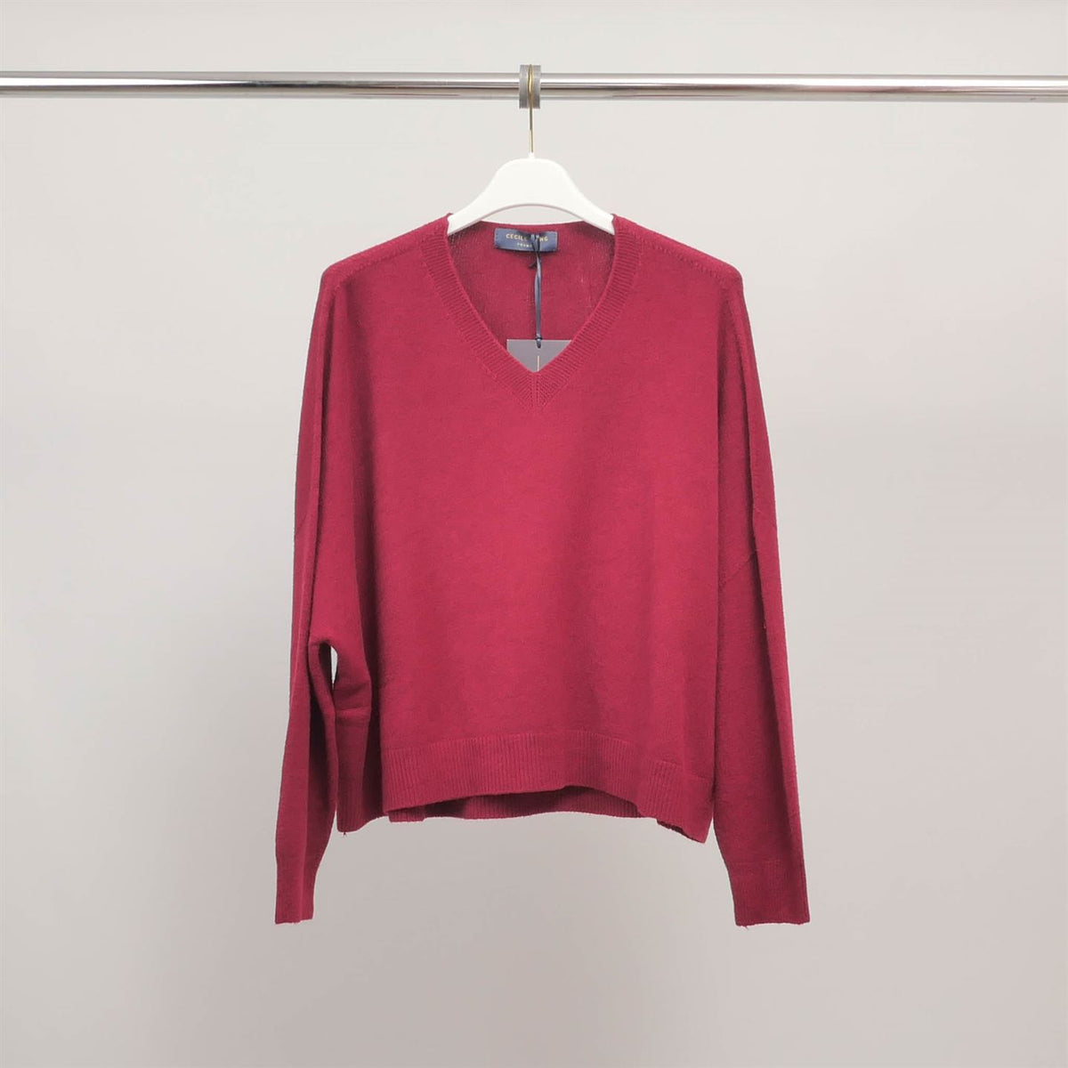 Loose fitting v neck sweater in soft knit yf570539