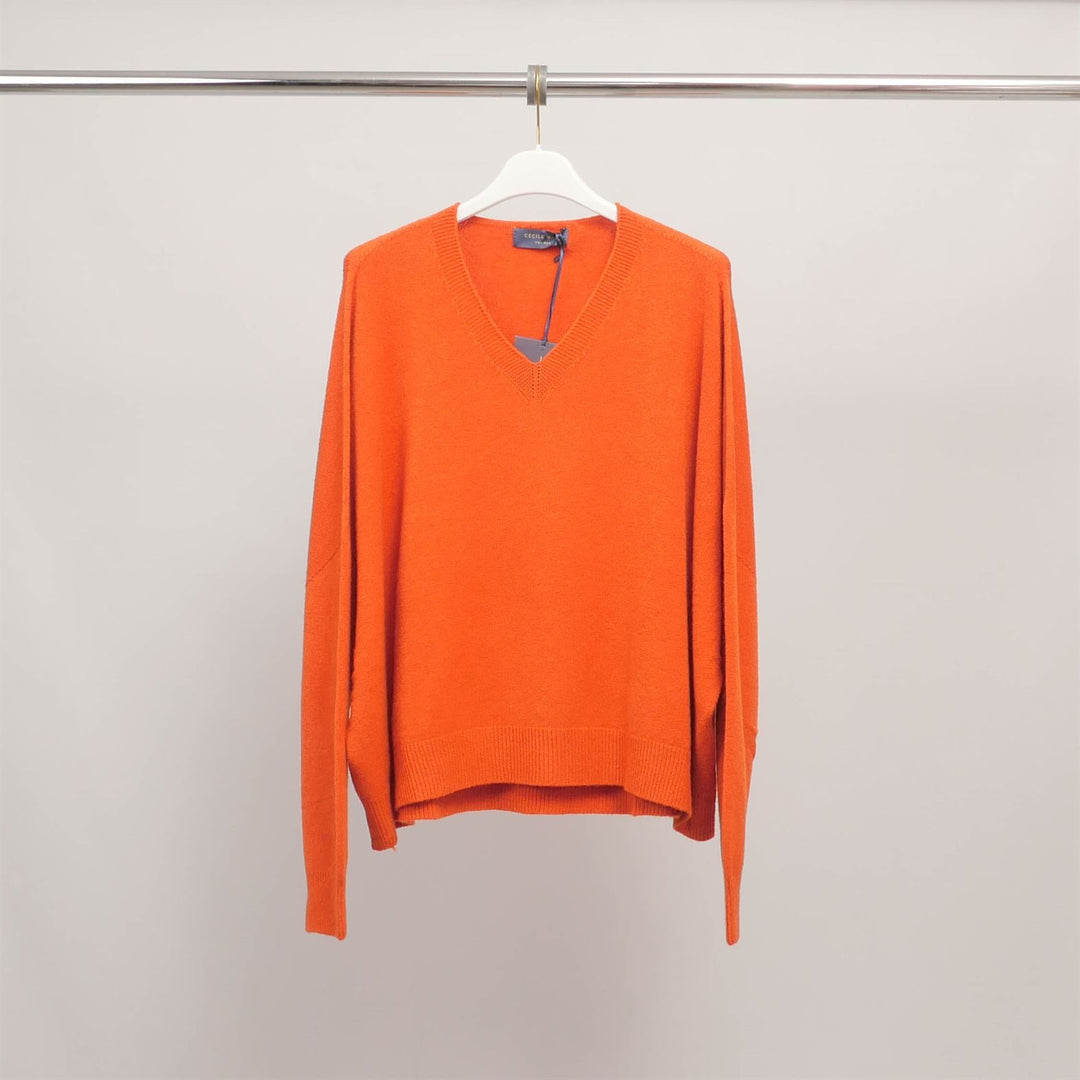 Loose-fitting V-neck sweater in soft knit YF570539