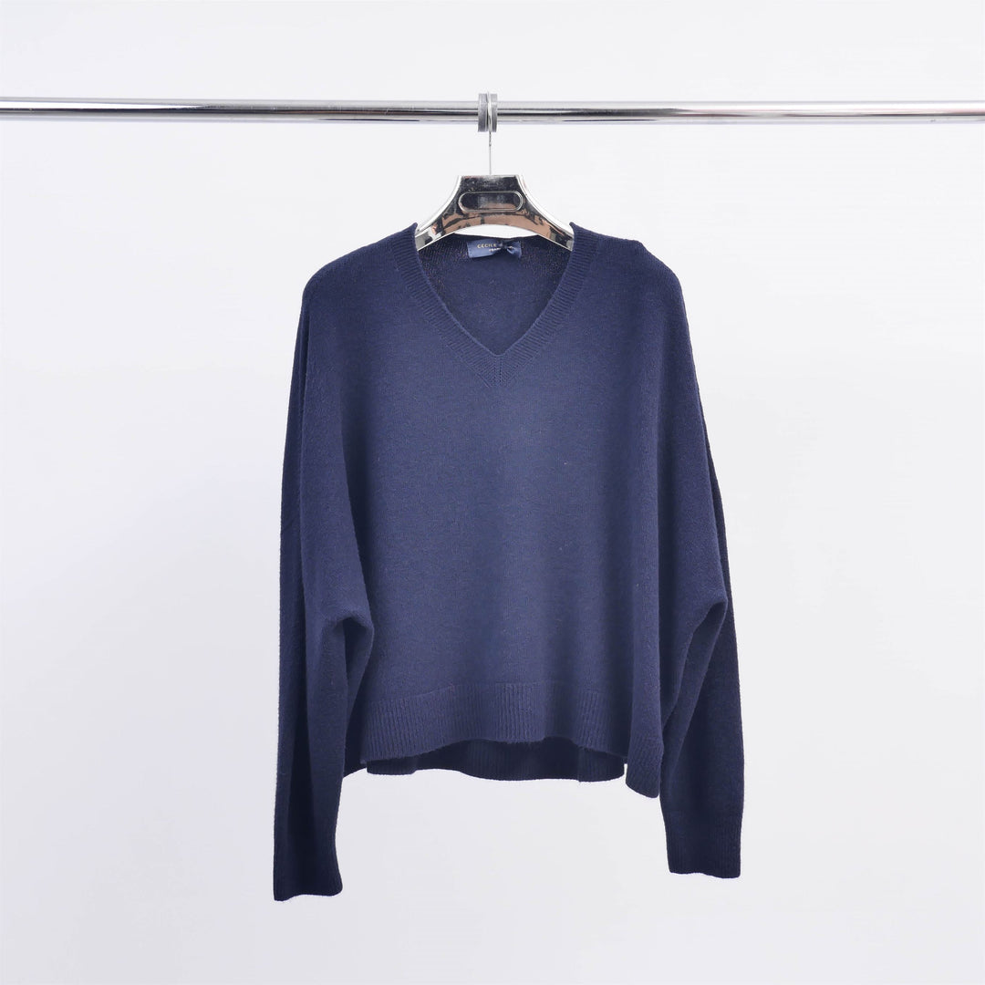 Loose-fitting V-neck sweater in soft knit YF570539