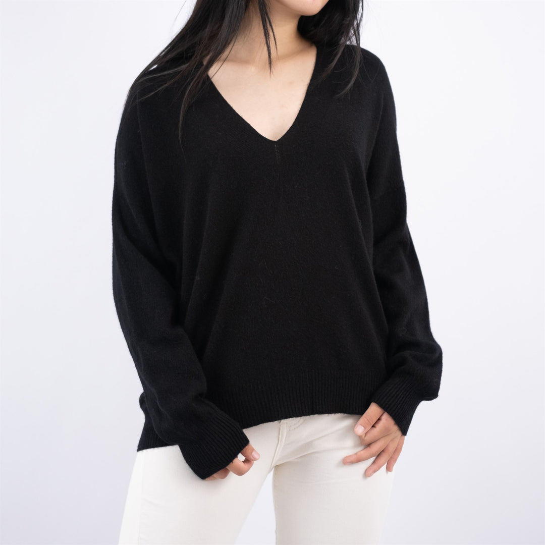 Straight V-neck lightweight knit sweater YF32016
