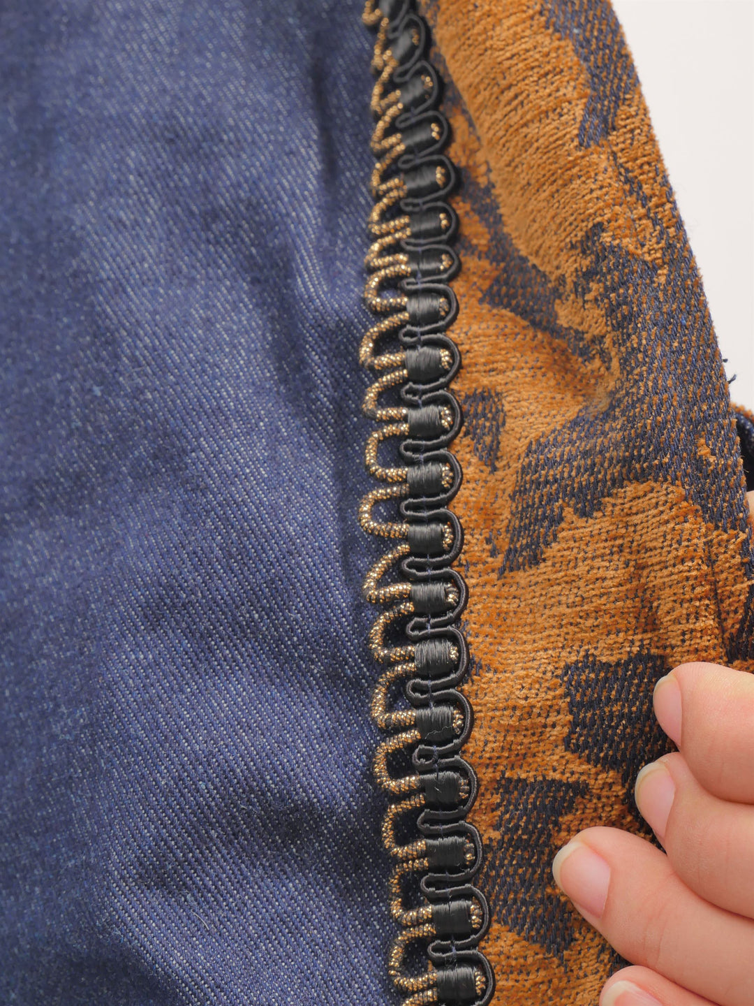 Reversible jacket with contrasting jacquard print collar MJ263668