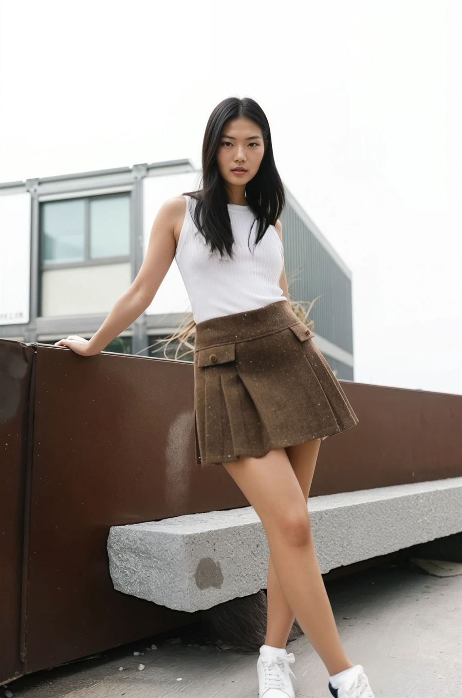 Jupe courte plissée en laine à détails cargo MJ264781