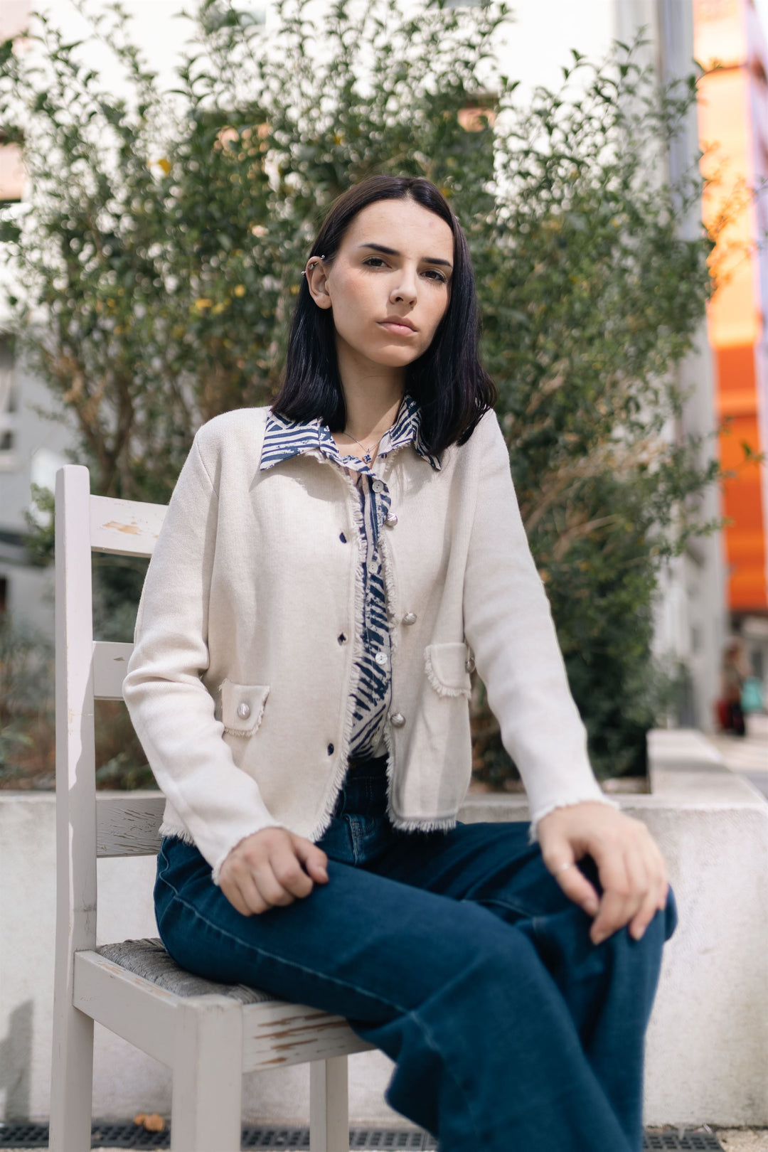 Short cardigan with mother-of-pearl buttons and frayed edges HY11057