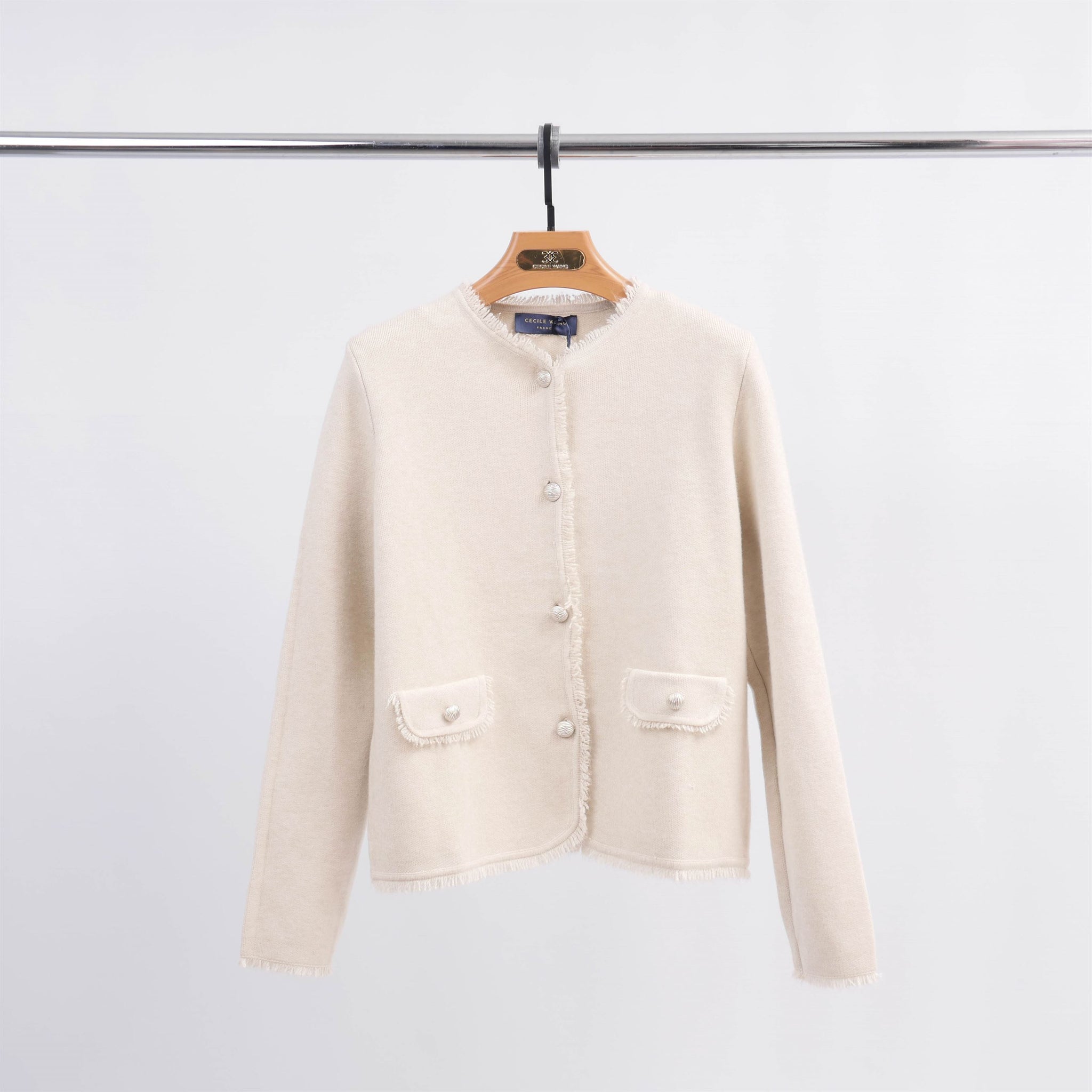 Cardigan court à boutons nacrés et finitions effilochées HY11057