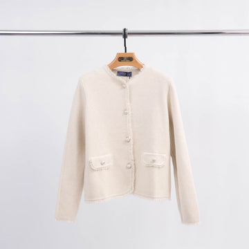 Cardigan court à boutons nacrés et finitions effilochées HY11057