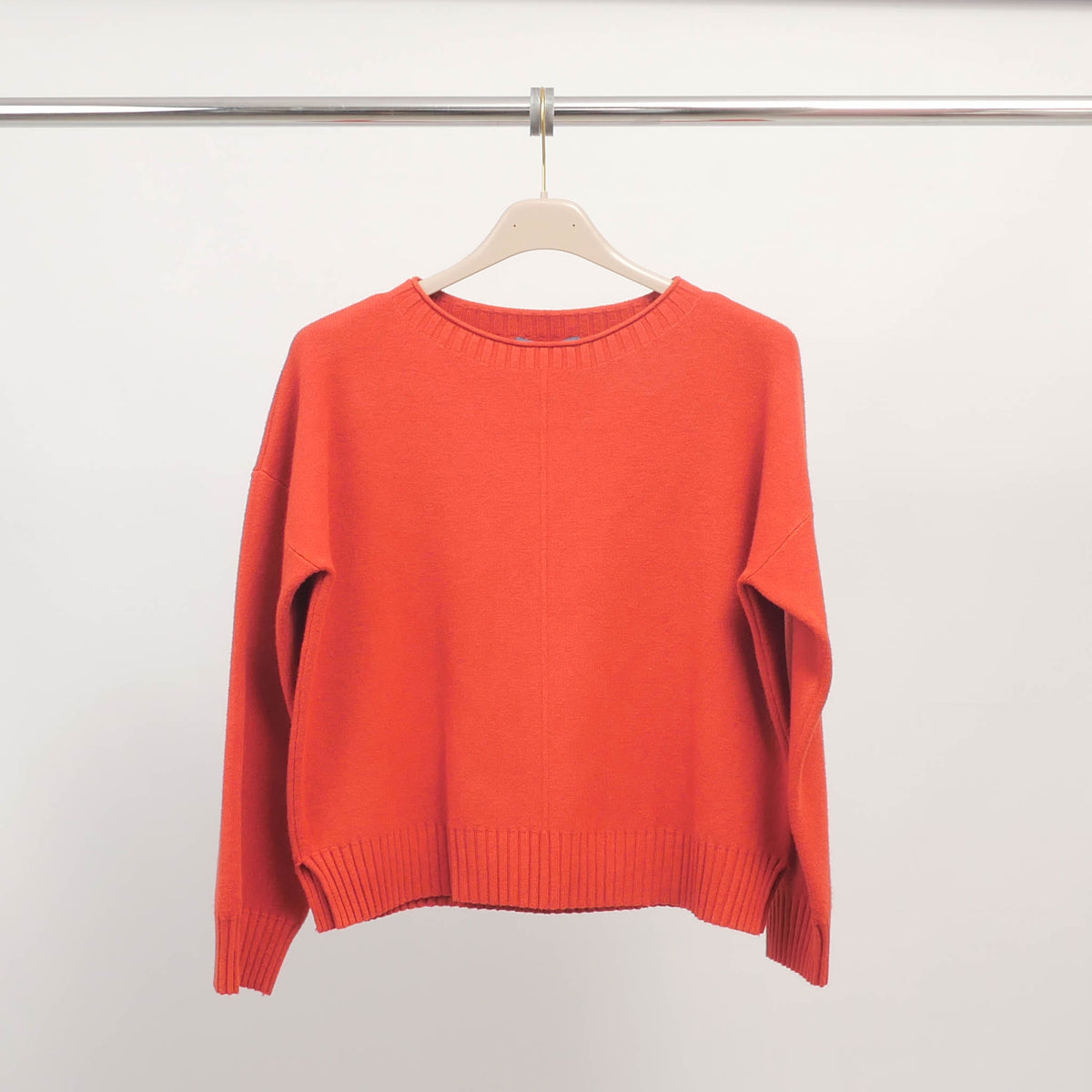 Fine knit crew neck sweater with center seam dsy8677