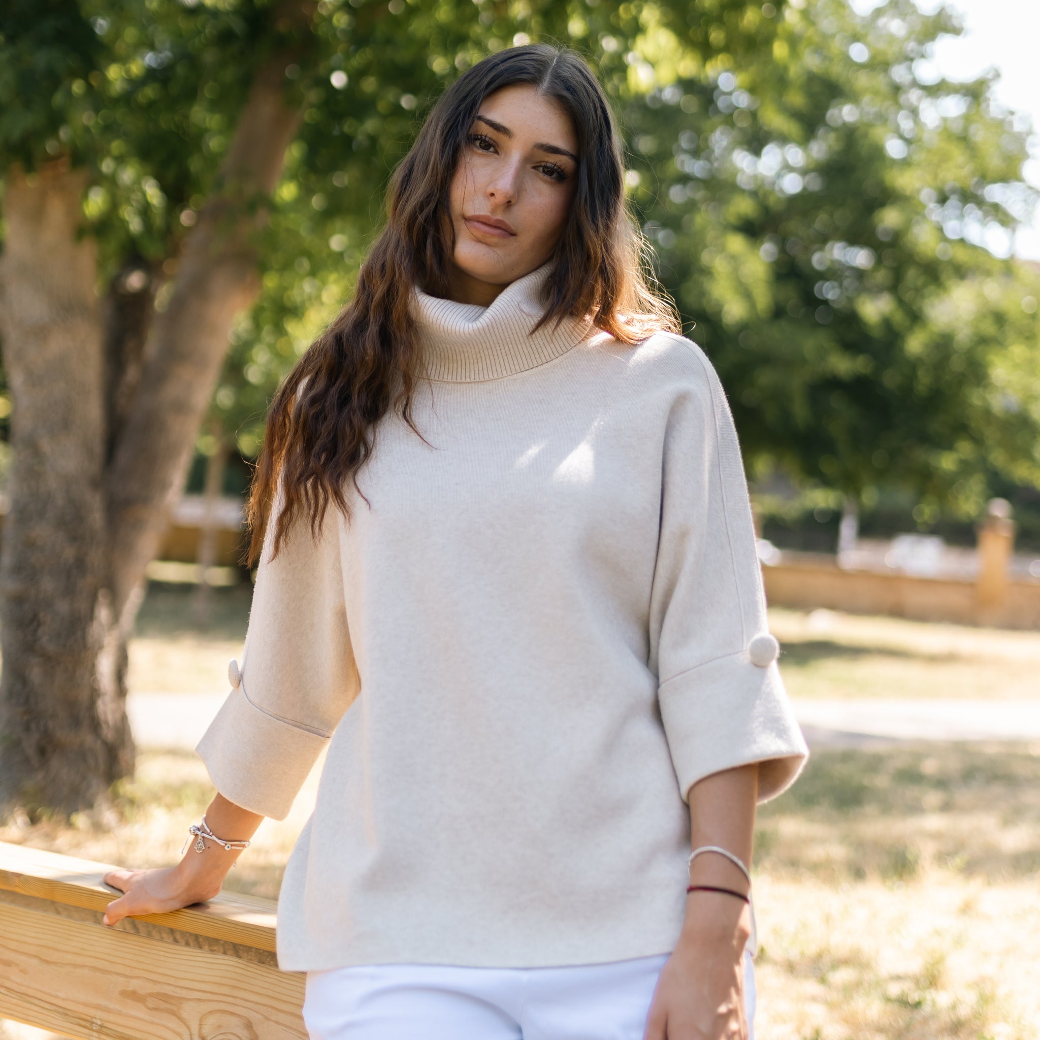 Pull col roulé large manches 3/4 à détails boutonnés – HY25079