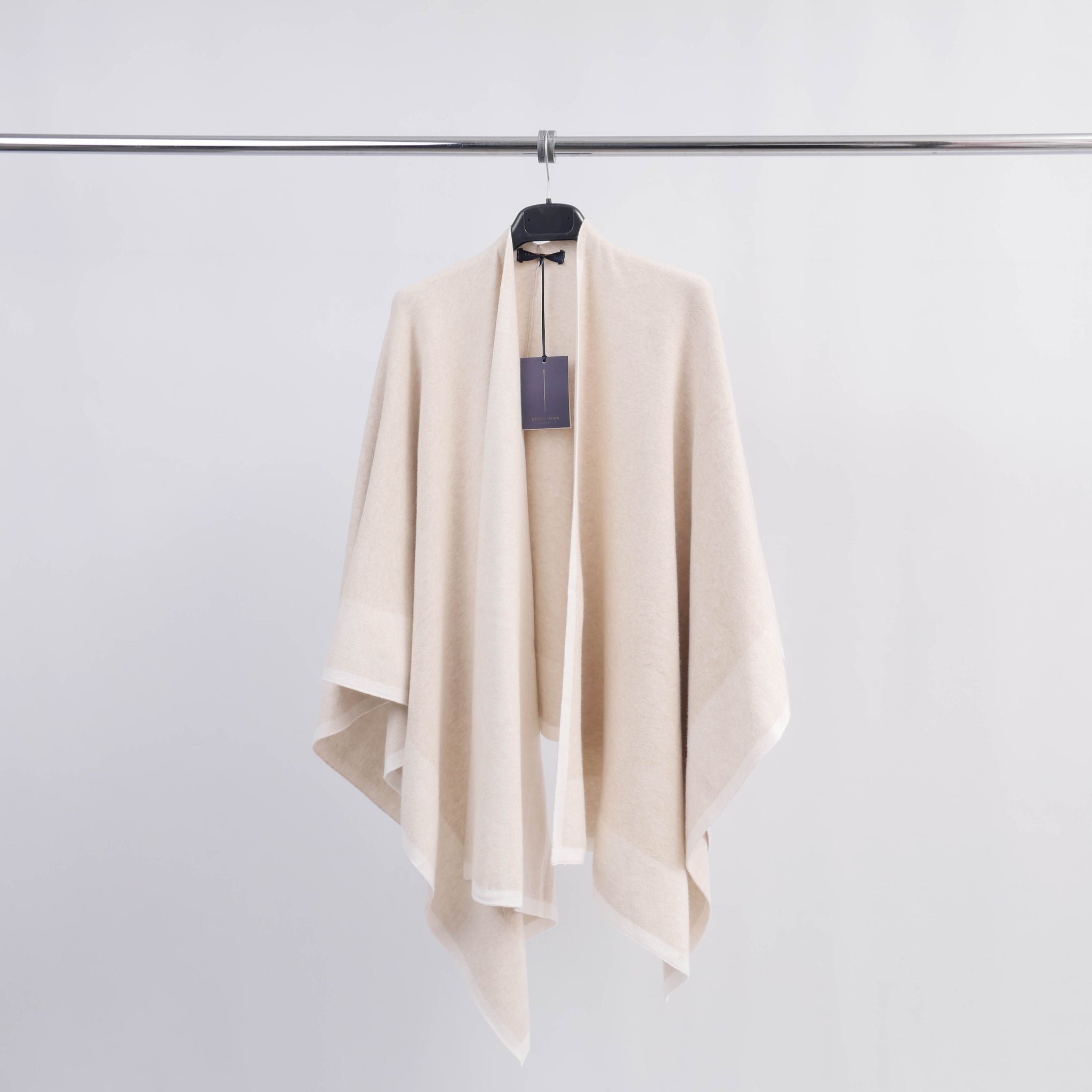 Cape en maille bicolore à bords contrastés – SVD6187