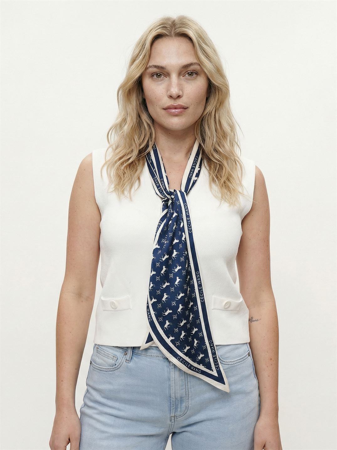 Foulard satiné imprimé graphique fluide KD9925VS-2