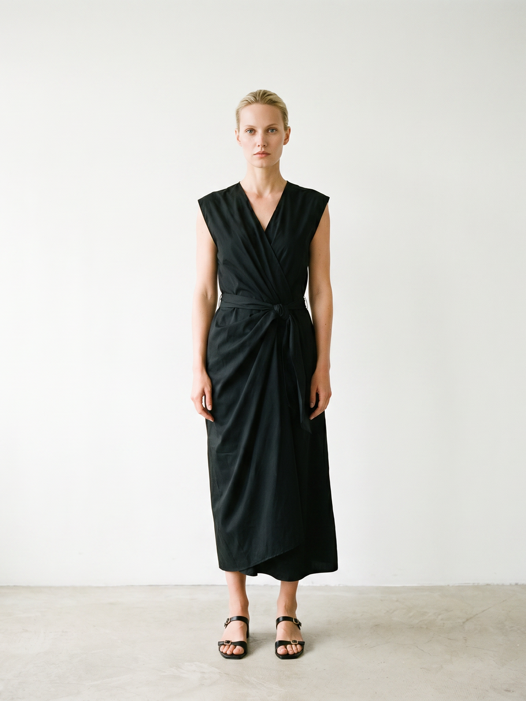 Robe sans manches structurée à taille nouée TDM28526
