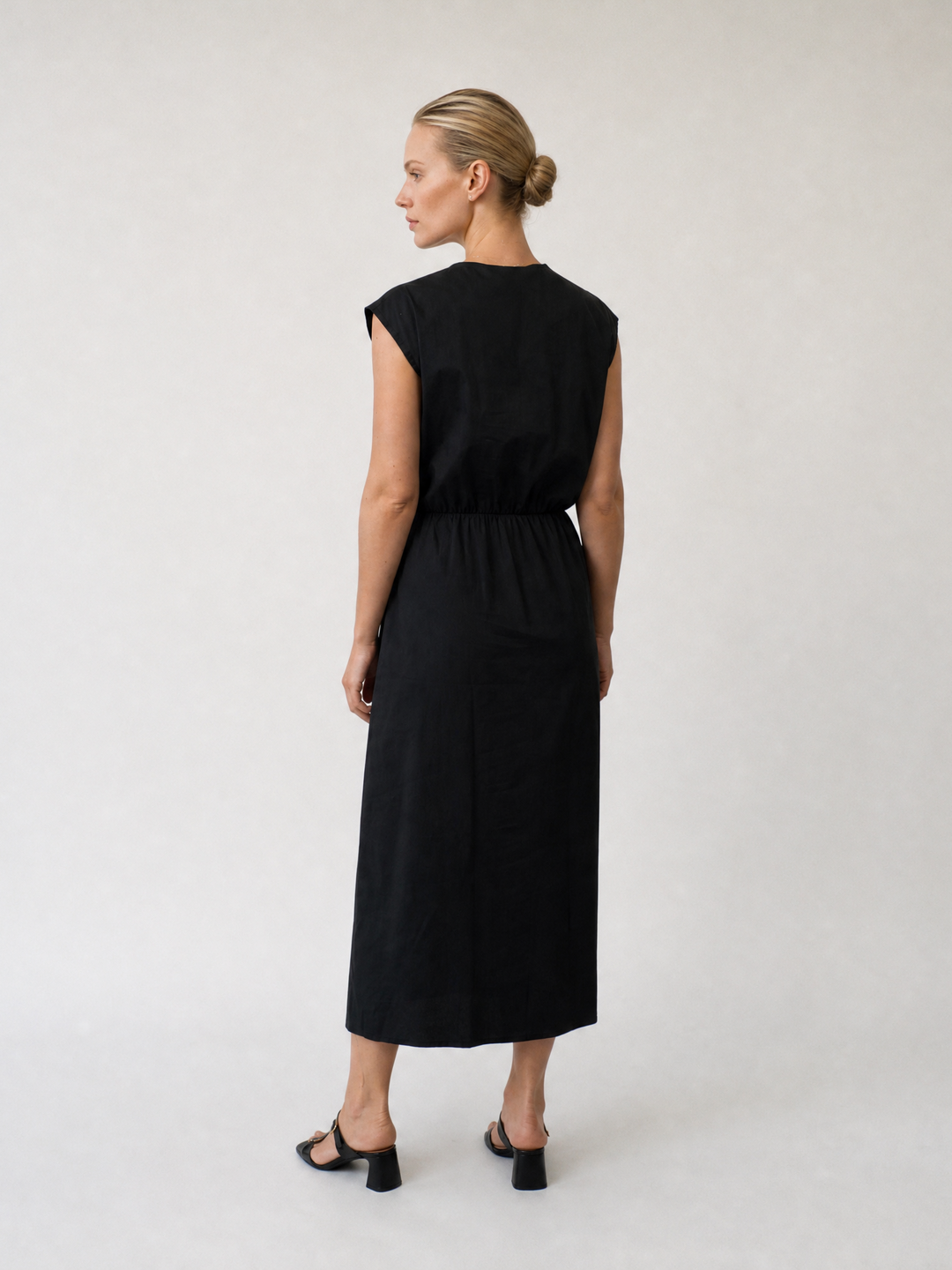 Robe sans manches structurée à taille nouée TDM28526