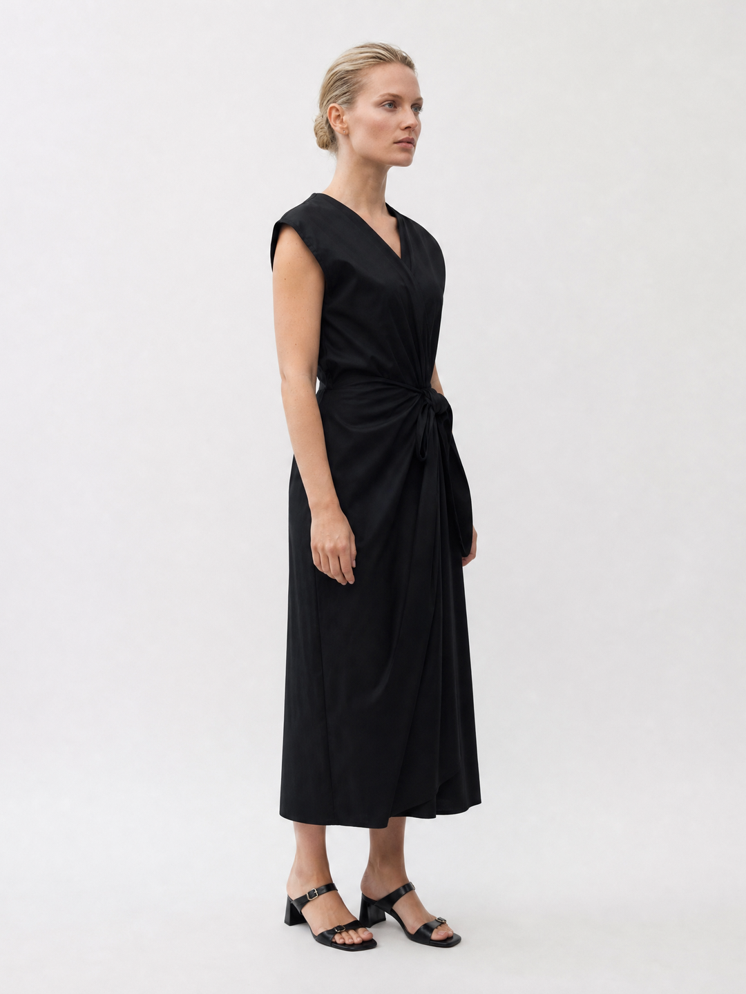 Robe sans manches structurée à taille nouée TDM28526
