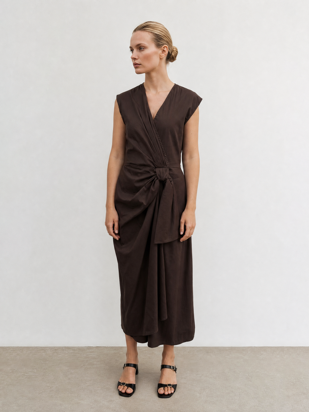 Robe sans manches structurée à taille nouée TDM28526