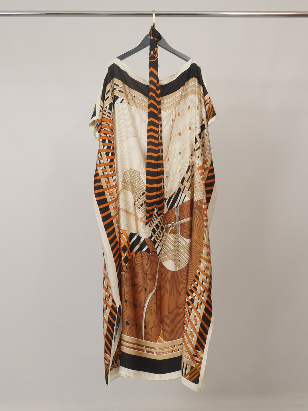 Robe satinée fluide imprimée avec ceinture KD7850VS