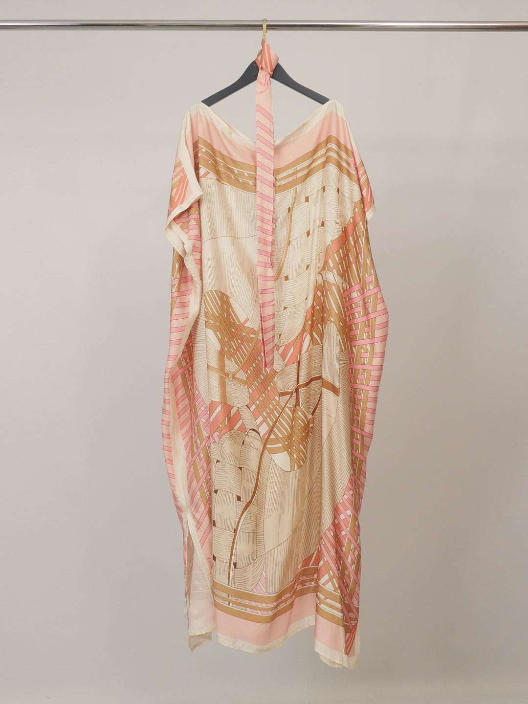 Robe satinée fluide imprimée avec ceinture KD7850VS