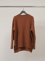 Pull ample à fentes latérales et finitions côtelées – DSY9738