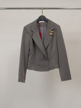 Blazer croisé structuré à broche décorative – MJ2343