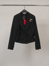 Blazer croisé structuré à broche décorative – MJ2343