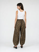 Charger l'image dans la galerie, Pantalon en coton stretch imprimé léopard TDM08726-28
