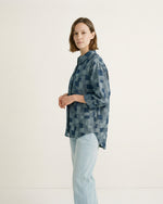 Charger l'image dans la galerie, Chemise patchwork indigo coupe fluide TDM50320-69
