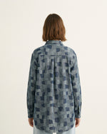 Charger l'image dans la galerie, Chemise patchwork indigo coupe fluide TDM50320-69
