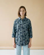 Charger l'image dans la galerie, Chemise patchwork indigo coupe fluide TDM50320-69
