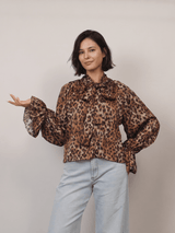 Blouse satinée léopard à manches volantées TDM83025
